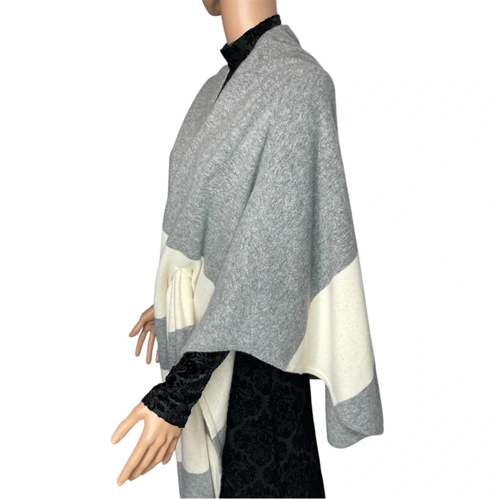 St. John Two-tone wrap cape poncho gray/ivory wool cashmere blend size PS - Picture 3 of 9